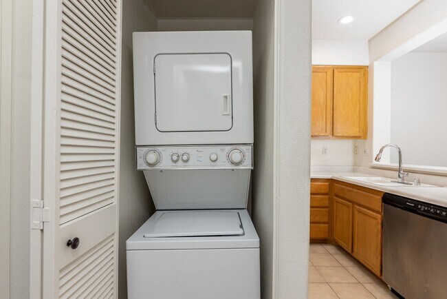 Building Photo - 3 bedroom townhome located In Rancho Carrillo!