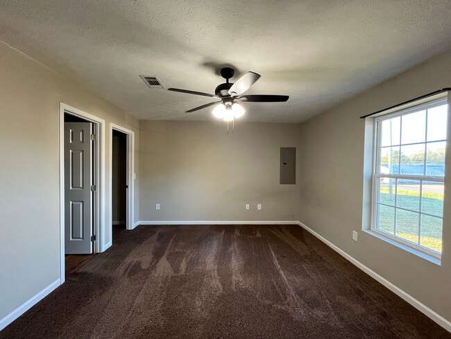 Building Photo - 3 bedroom 2 bath single family home in White Pine