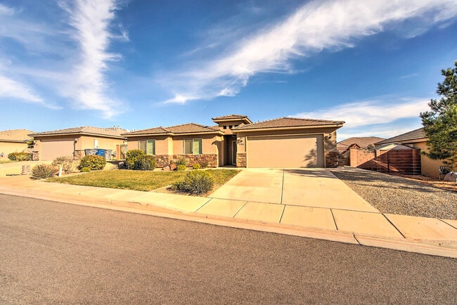 Building Photo - 3 bed 2 bath home with fully-fenced yard