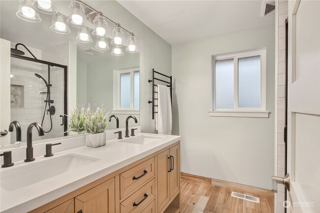 Building Photo - Well Maintained 3 Bed 2.5 Bath for Rent!