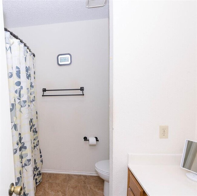 Building Photo - 3805 Landmark Dr