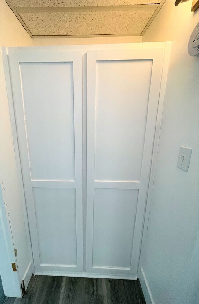 Building Photo - 1bd/1ba, Gorgeous, private unit with balcony, with parking in Sherman Oaks!