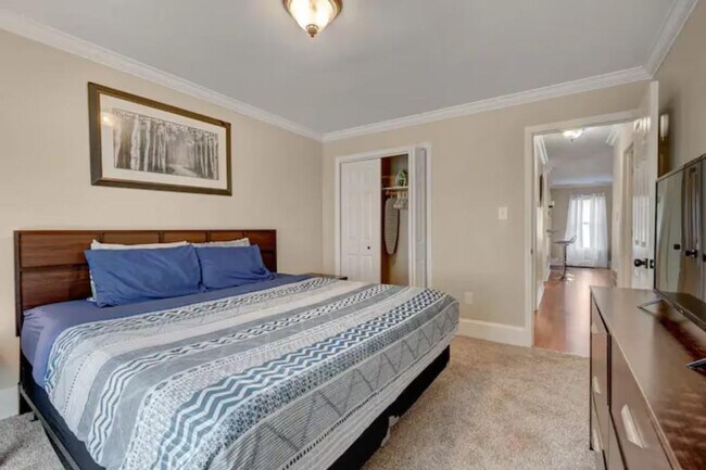 Building Photo - 2201 1/2 Summit St