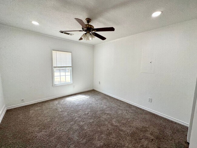 Building Photo - Valley Mills - Quiet Street 3/1 with detached 2 car garage