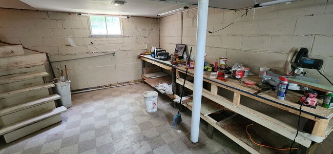 Building Photo - Large, beautifully updated well insulated ...