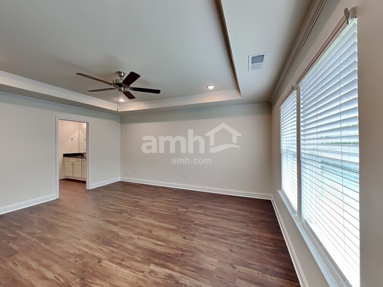 Building Photo - 215 Pecan Dr