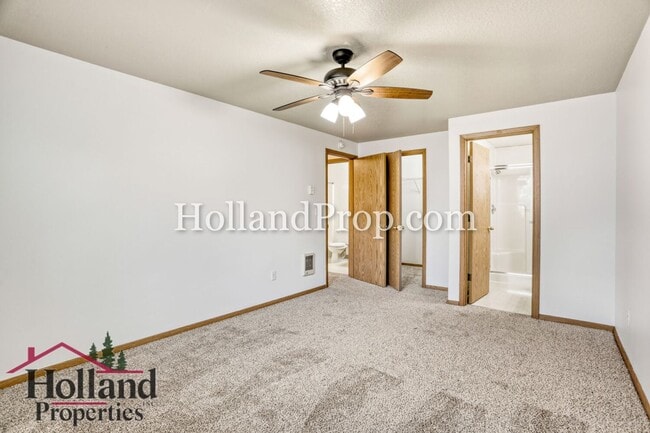 Building Photo - Lovely 2 bedroom unit with private fenced yard!