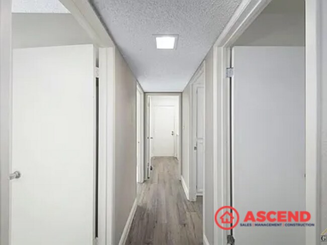 Building Photo - Cozy 3 Bedroom Home at White Ln. & Stine rd.