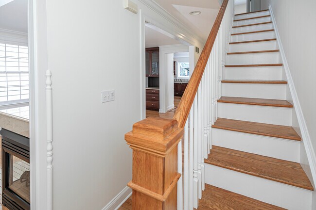 Building Photo - 35 Maple St