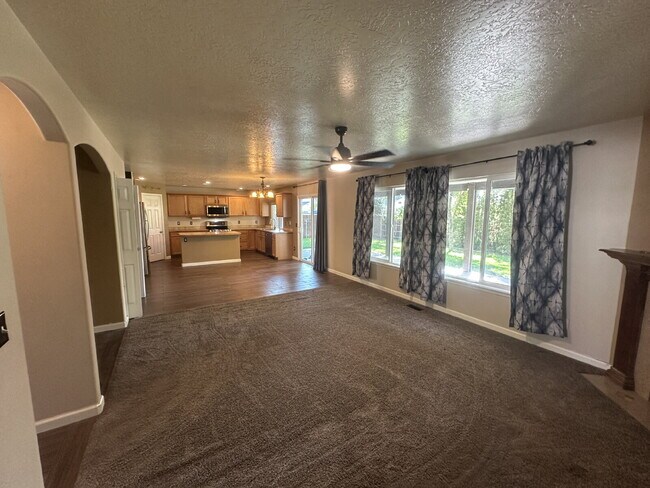 Building Photo - "Spacious 4-Bedroom Gem with 2.5 Bathrooms...