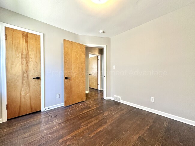 Building Photo - Spacious 4-Bedroom, 2-Bath Home in Clawson...