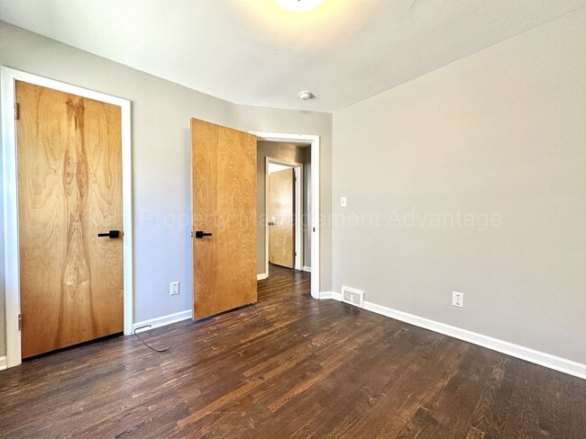 Building Photo - Spacious 4-Bedroom, 2-Bath Home in Clawson – Minutes from Downtown!