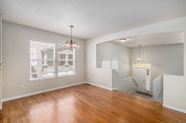 Building Photo - Spacious 3 bedroom in the heart of Castle ...