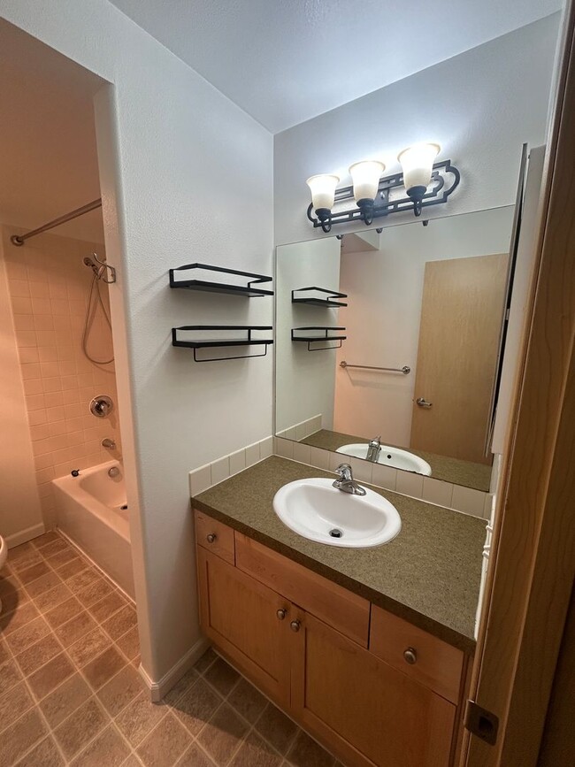 Building Photo - Fantastic 2 Bed 2 Bath Greenwood Condo- Av...