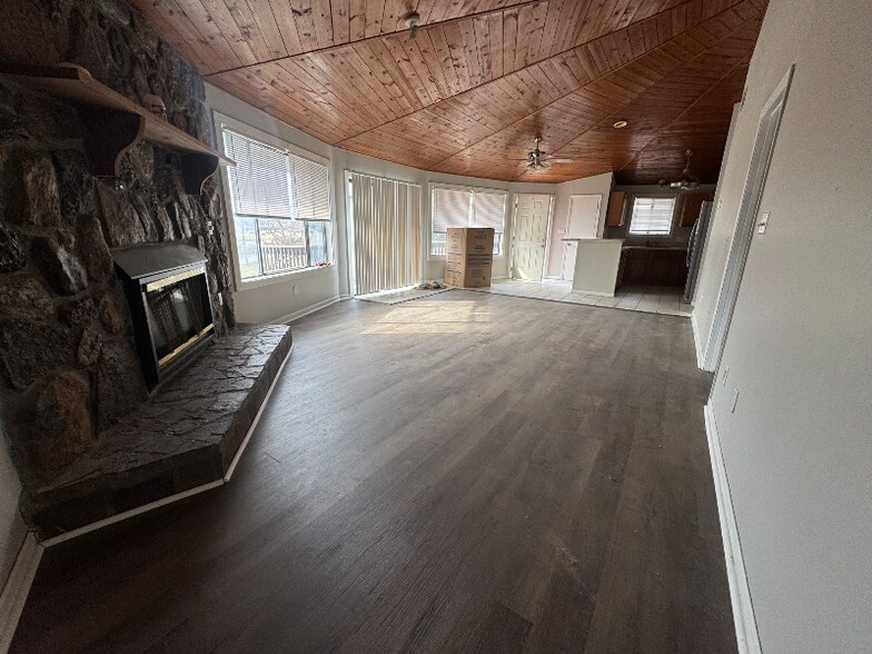 Building Photo - 264 Knoll Dr