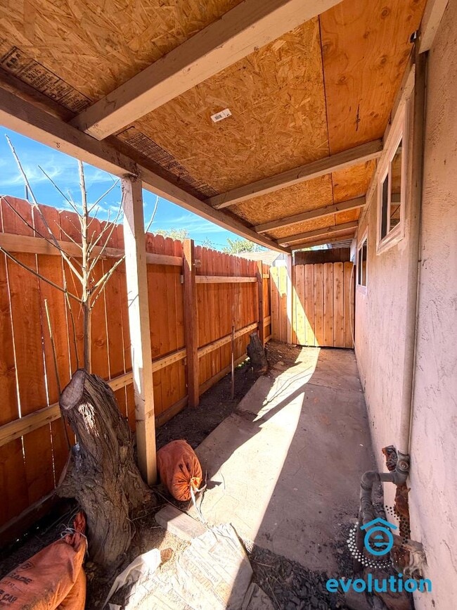 Building Photo - 10323 Park Ave