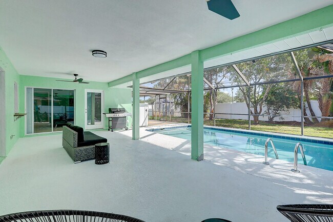 Building Photo - 238 SW Grove Ave