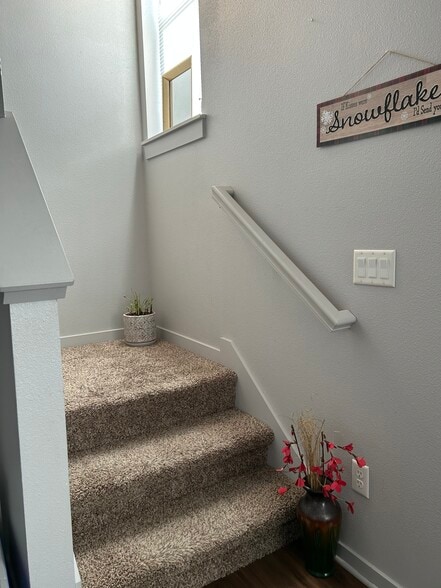 Building Photo - 4803 NE Oak Ln