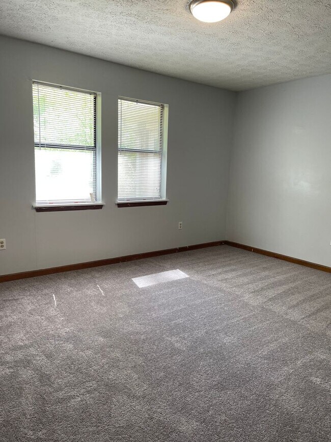 Building Photo - 2 BR 1 BA Eastside Duplex!