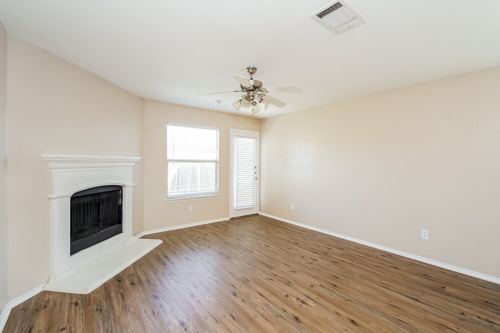 Building Photo - 2033 Club Oak Dr