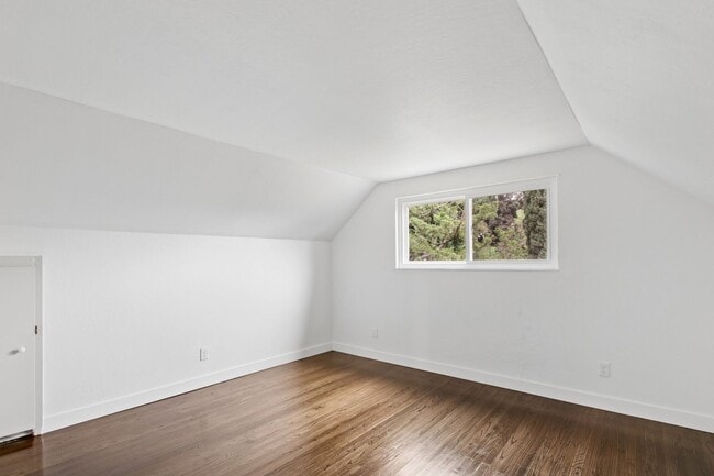 Building Photo - 4 Bedroom 2 Bathroom - Freshly Remodeled Available for Immediate Move-In