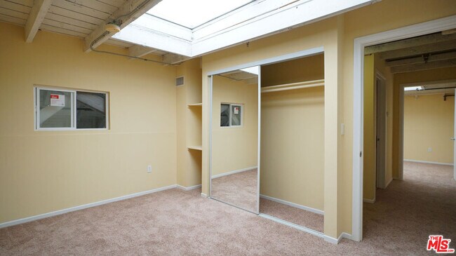 Building Photo - 922 W 23rd St