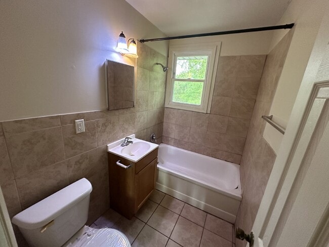Building Photo - Apartment For Rent