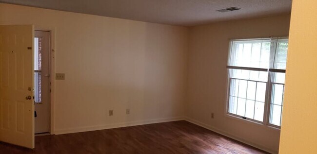 Building Photo - 3 Bedroom/2 Bath one level unit  ?  Kingsp...