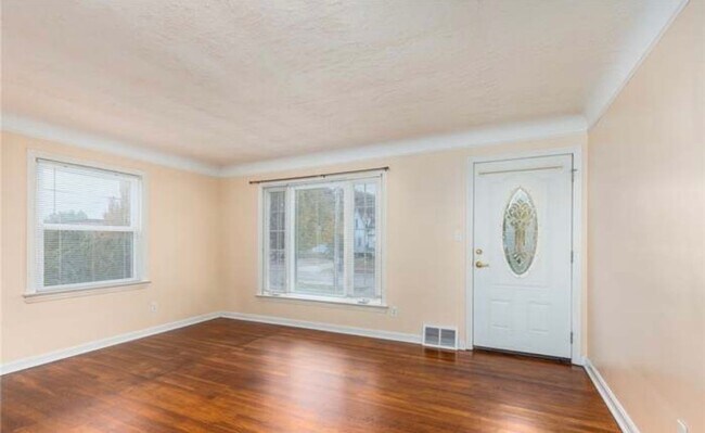 Building Photo - Beautiful spacious cape code move in ready!