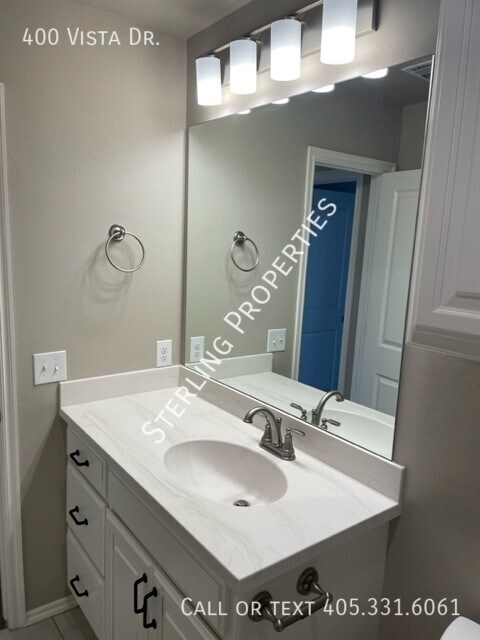 Building Photo - 400 Vista Dr