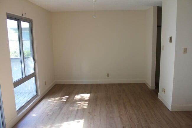 Building Photo - 109 Piccadilly Pl