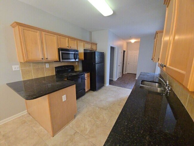 Building Photo - COMING SOON! 3bed/2bath Townhome w/Garage ...