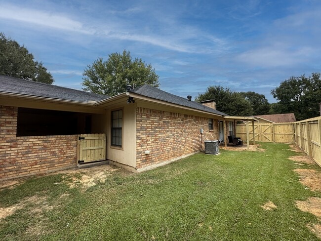 Building Photo - 5805 Sidney Dr