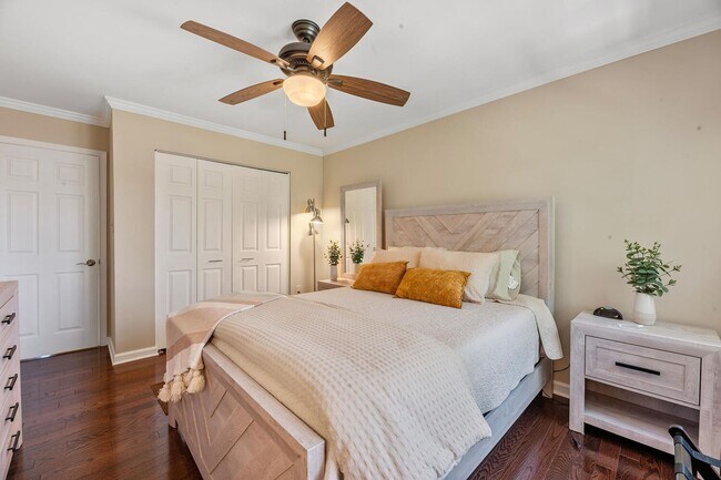 Building Photo - 4 Bedroom, 3.5 Bath Furnished Townhouse Available