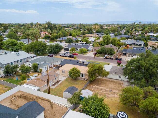 Building Photo - 510 E Belmont Ave