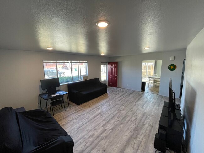 Building Photo - 333 W 170 N