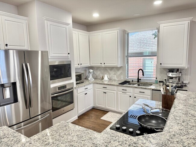 Building Photo - 2414 Thorntree Dr