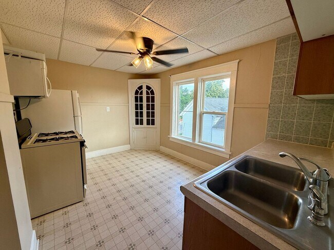 Building Photo - 915 S 3rd Ave