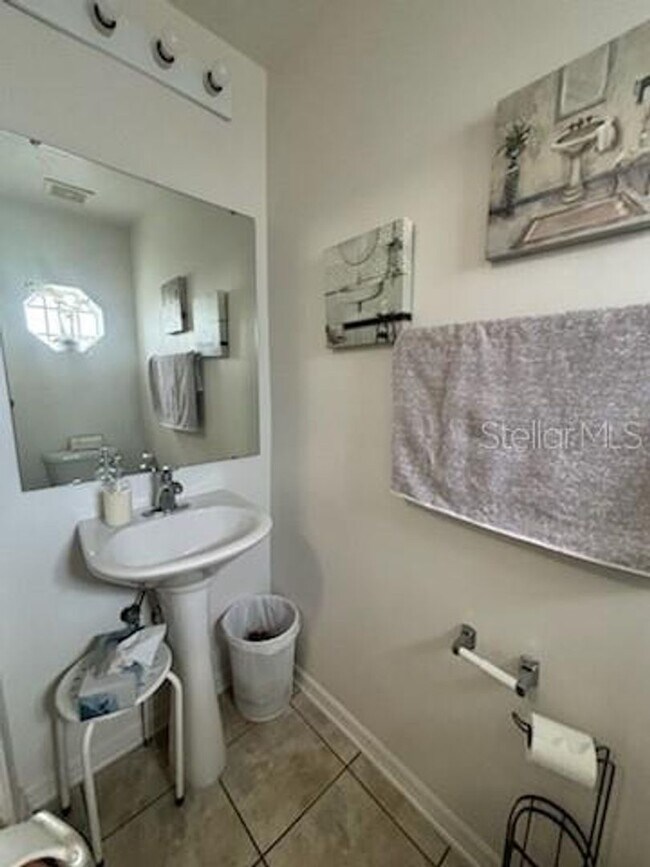 Building Photo - Heart Of Orlando/Kissimmee Townhome