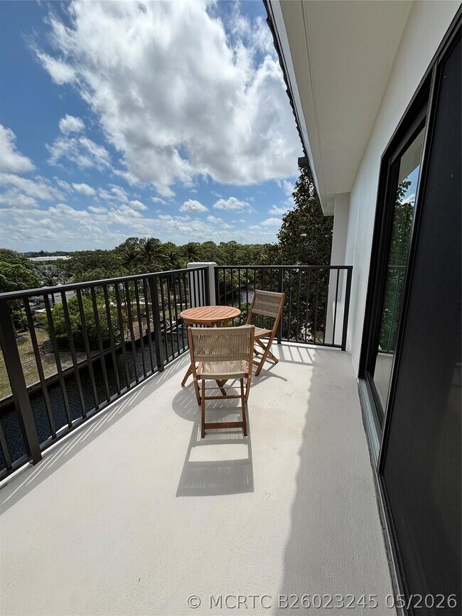 Building Photo - 900 River Reach Dr