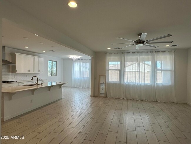 Building Photo - 40562 W Michaels Dr