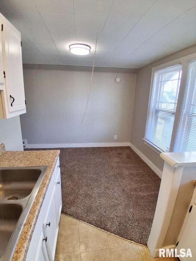 Building Photo - 513 W Loucks Ave