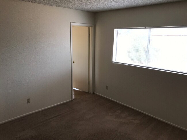 Building Photo - 1653 W Plana Ave