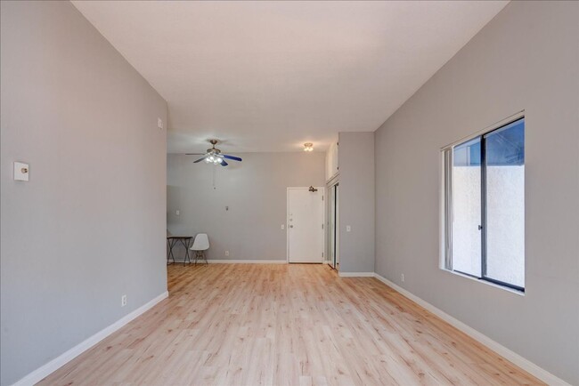 Building Photo - 1 Bedroom Condo in the UTC Area! Remodeled...