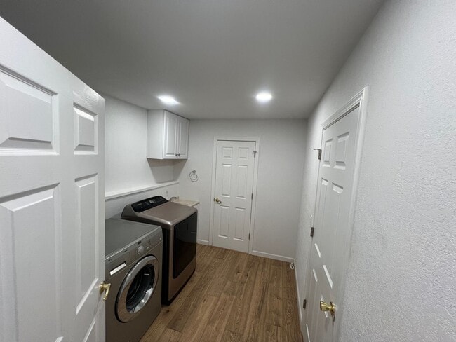 Building Photo - Beautiful Unique 4 Bedroom home with a loft & 3 full bathrooms! Move In Special $500 off first mo...