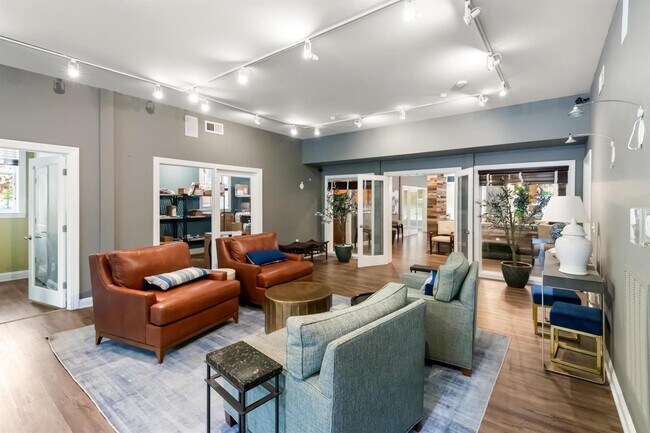 Building Photo - Fabulous 1BR condo in popular Walker Square