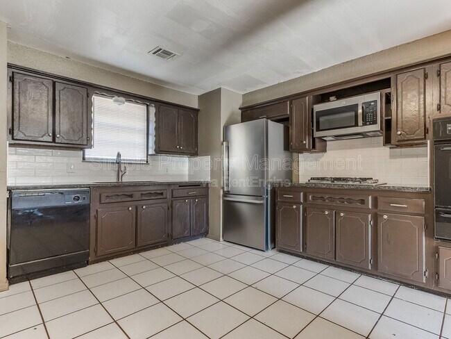 Building Photo - 4008 SE 47th St