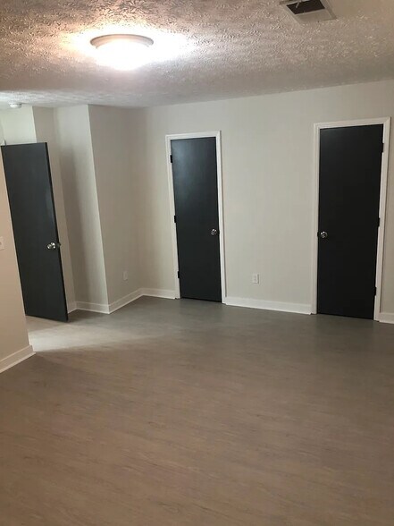 Building Photo - Room in Townhome on Pine Tree Trail