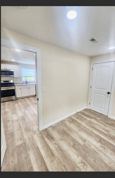 Building Photo - 3555 Lossing St