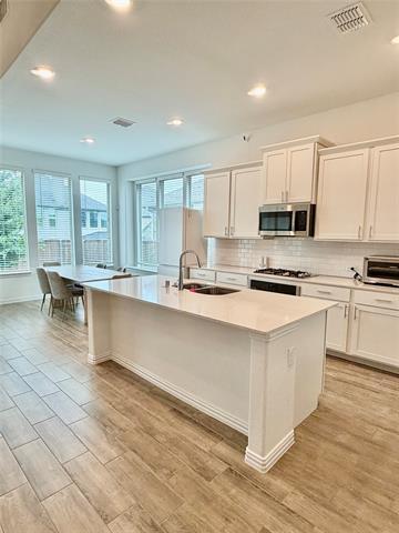 Building Photo - 3161 Ridgelake Way